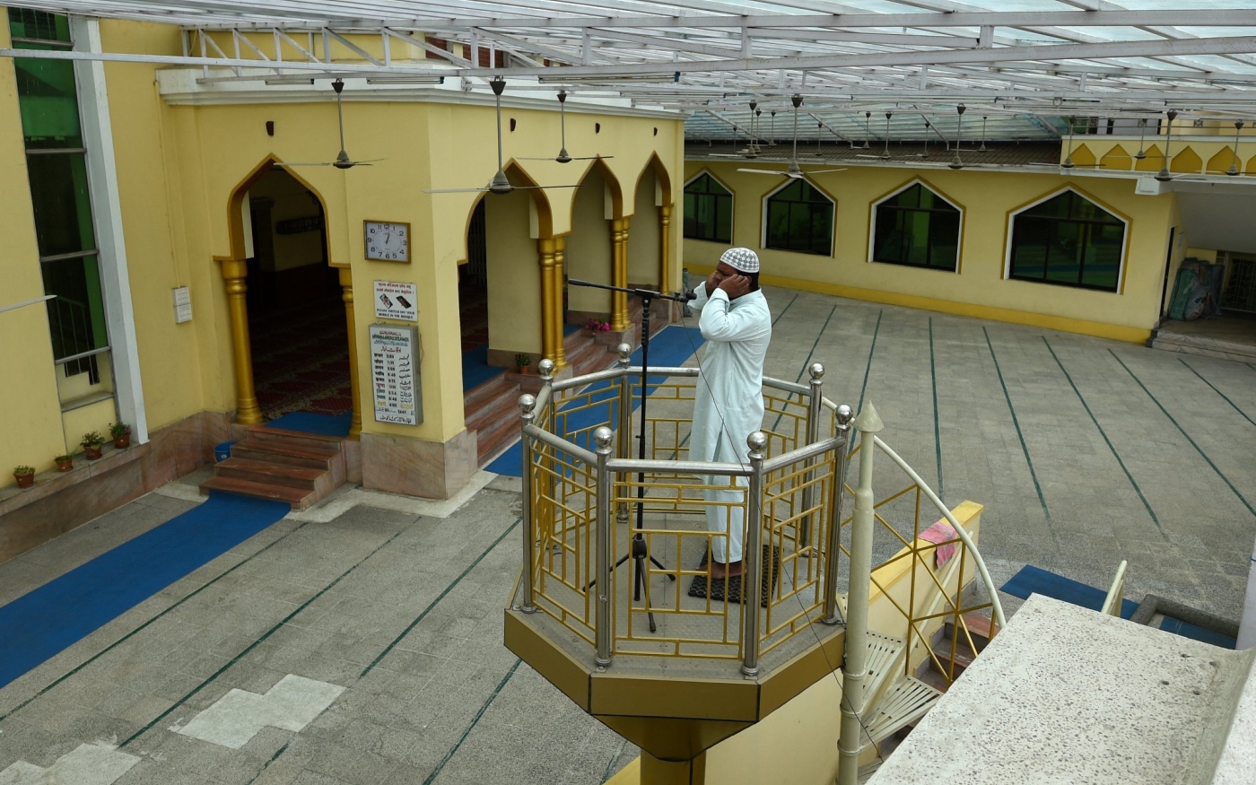 Un muezzin psalmodie l’appel à la prière à la Jame Masjid de Katmandou au Népal (AFP)