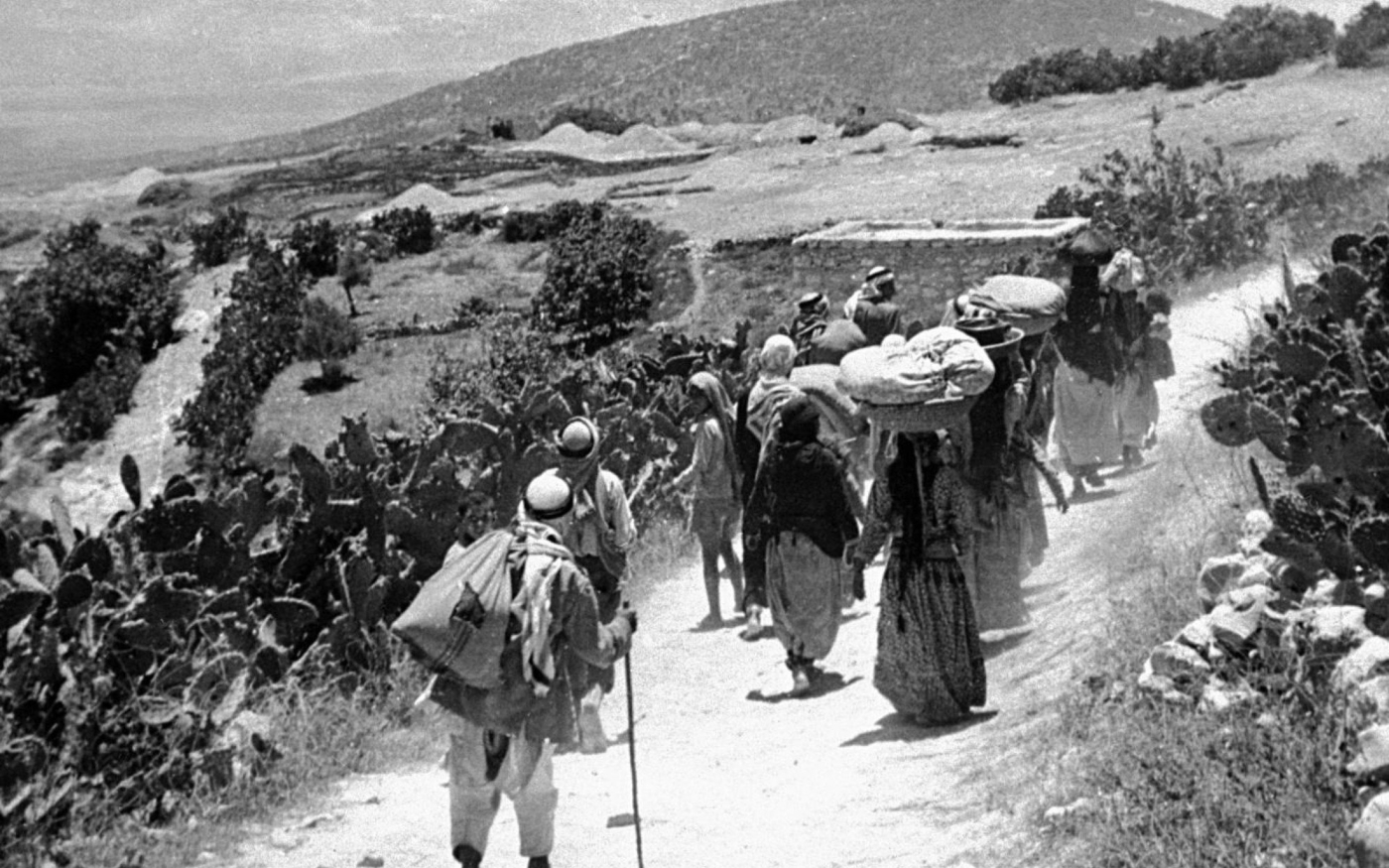 Des Palestiniens fuient le village de Qumiya pendant la Nakba en 1948 (Palestine Remembered)