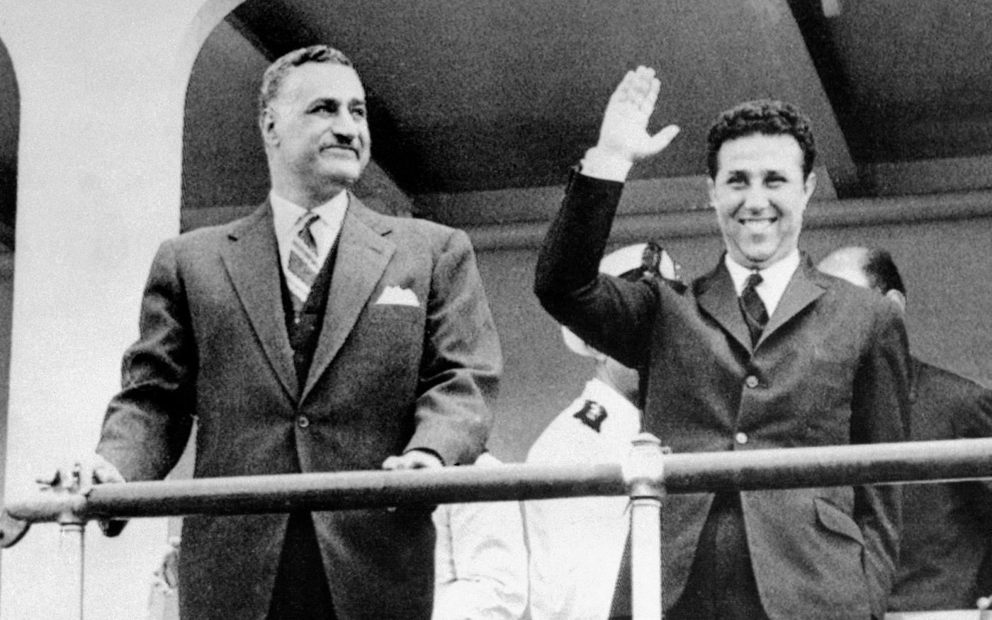 Le président égyptien Gamal Abdel Nasser, en visite en Algérie le 3 mai 1963, et le président algérien Ahmed Ben Bella saluent la foule depuis le pont du yacht du raïs (AFP)