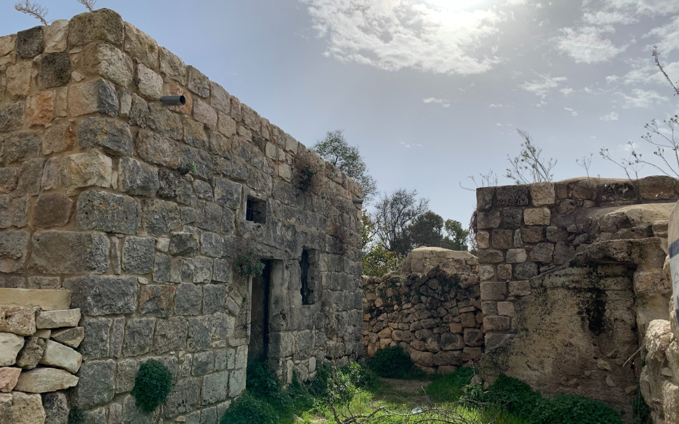 Les maisons anciennes ont été préservées à Qalandia, bien que ce soit la seule zone du village où les autorités israéliennes permettent aux Palestiniens de construire (MEE/Shatha Hammad)