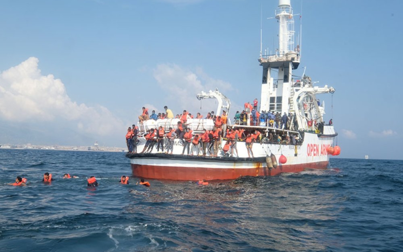 Près de la moitié des migrants à bord se sont jetés à l’eau au large de Palerme (MEE/Karlos Zurutuza)