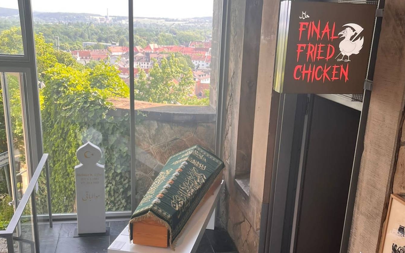 L’installation « Final Fried Chicken » de Hamja Ahsan rend hommage aux programmes turcs inspirés de l’époque ottomane, comme la série télévisée Diriliş: Ertuğrul (Hamja Ahsan)