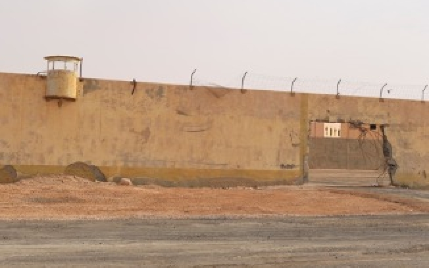 Entrée au niveau du mur sud de la prison de Ouargla, à l’intérieur de laquelle se trouvait le deuxième plus grand camp. Juillet 2018 (Saphia Arezki)
