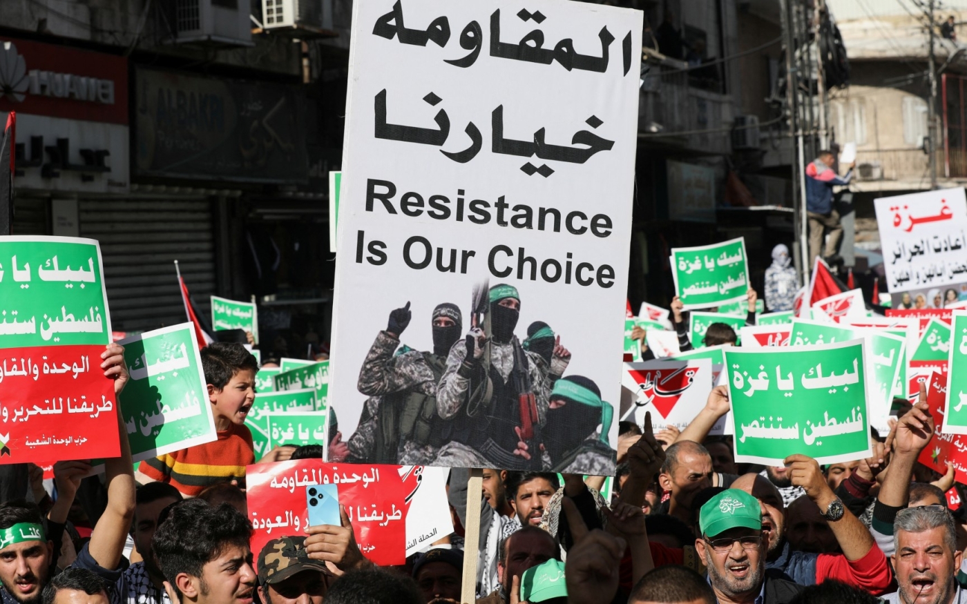 Des personnes brandissent des pancartes lors d’une manifestation de soutien aux Palestiniens à Gaza, à Amman, en Jordanie, le 1er décembre 2023 (Reuters)