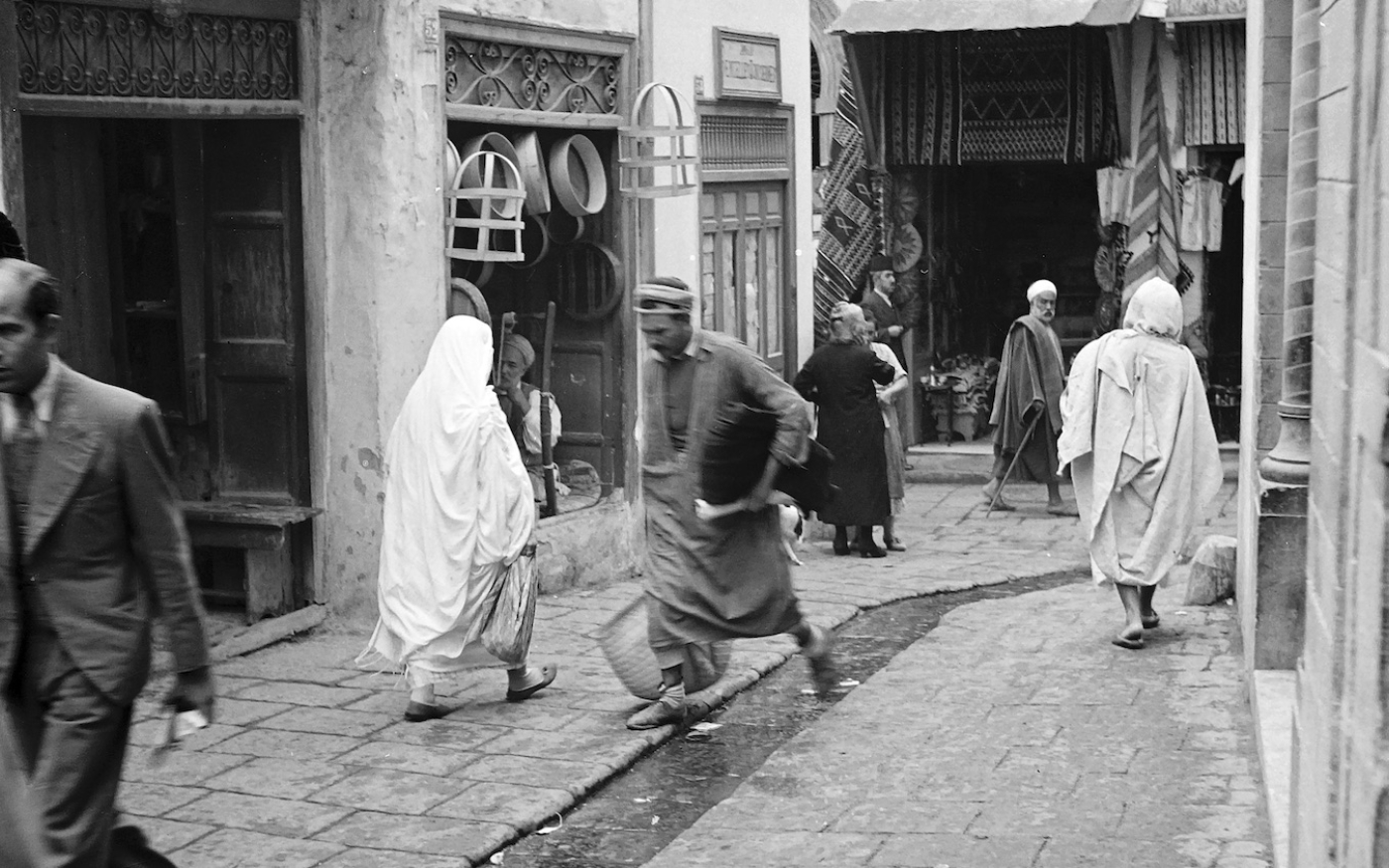 Photo prise dans la médina de Tunis, en octobre 1946 (AFP)