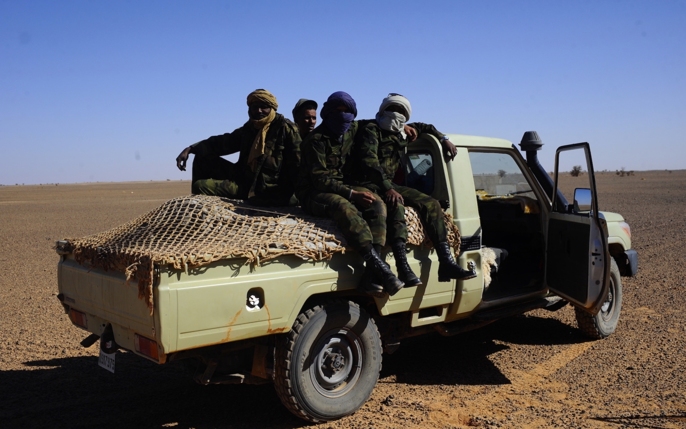 Des combattants du Front Polisario dans le territoire désertique « libéré » contrôlé par leur groupe (Oscar Rickett/MEE)