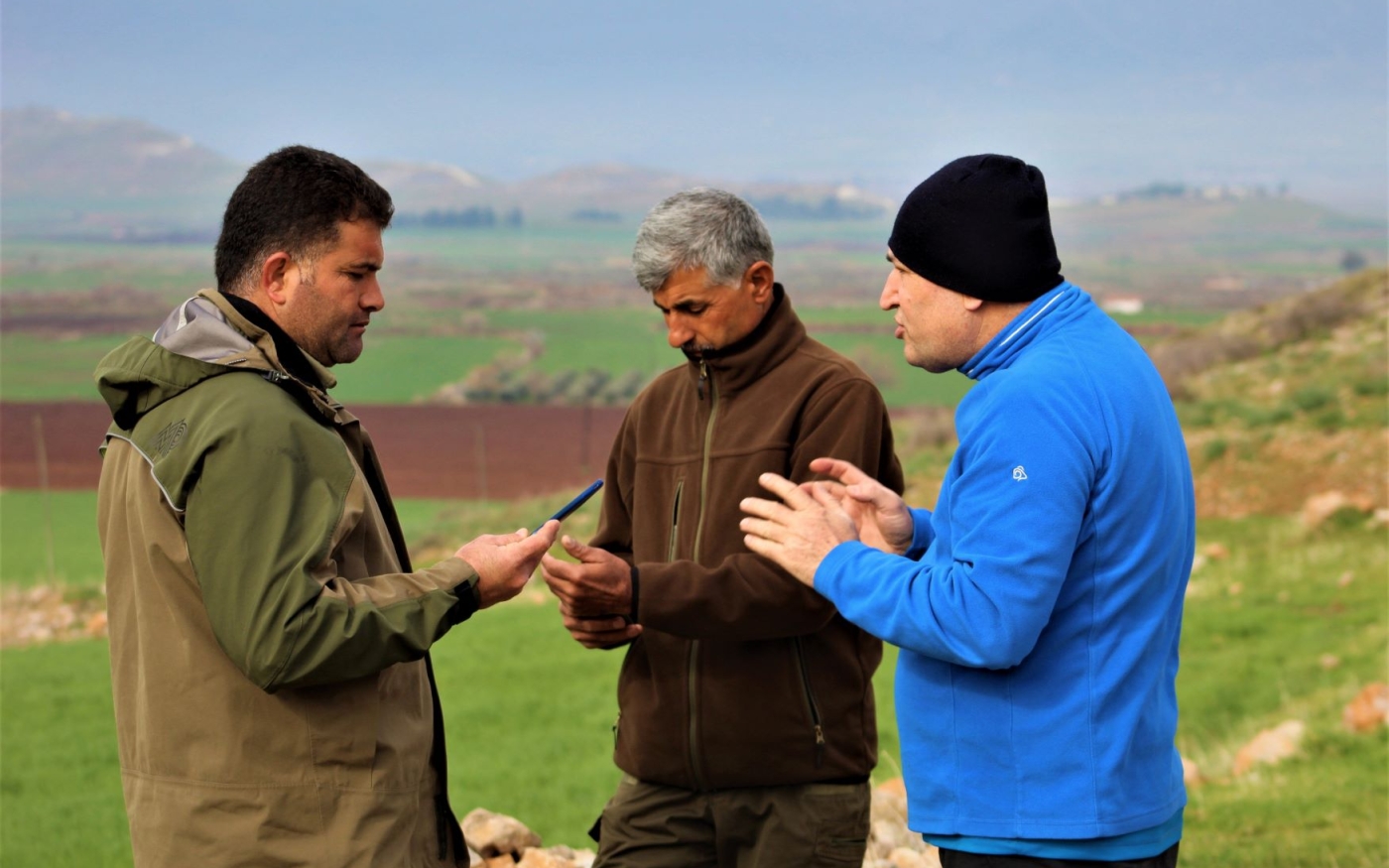 Hasan Dinler (à gauche) et son cousin Huseyin Dinler (centre) sont des gardiens de la station d’élevage de gazelles. Photographiés ici avec le professeur Ergün (MEE/Nimet Kıraç)