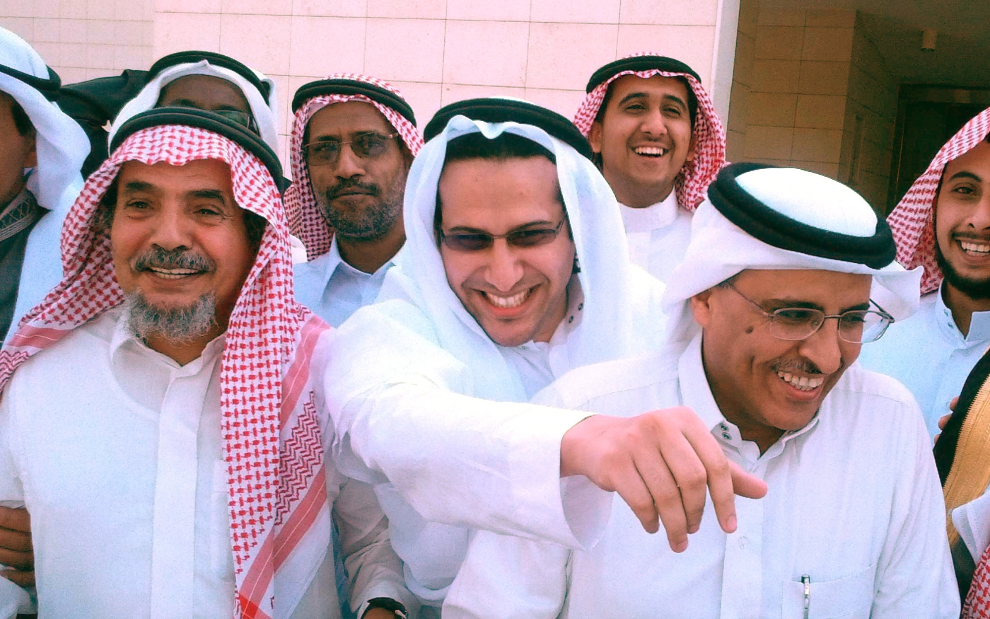 Abdullah al-Hamid (à gauche), Waleed Abu al-Khair (au centre) et Mohammad al-Qahtani (à droite) après une audience dans le procès contre Hasm à Riyad, en Arabie saoudite, le 24 novembre 2012 (Ahmed al-Osaimi/Wikimedia Commons)