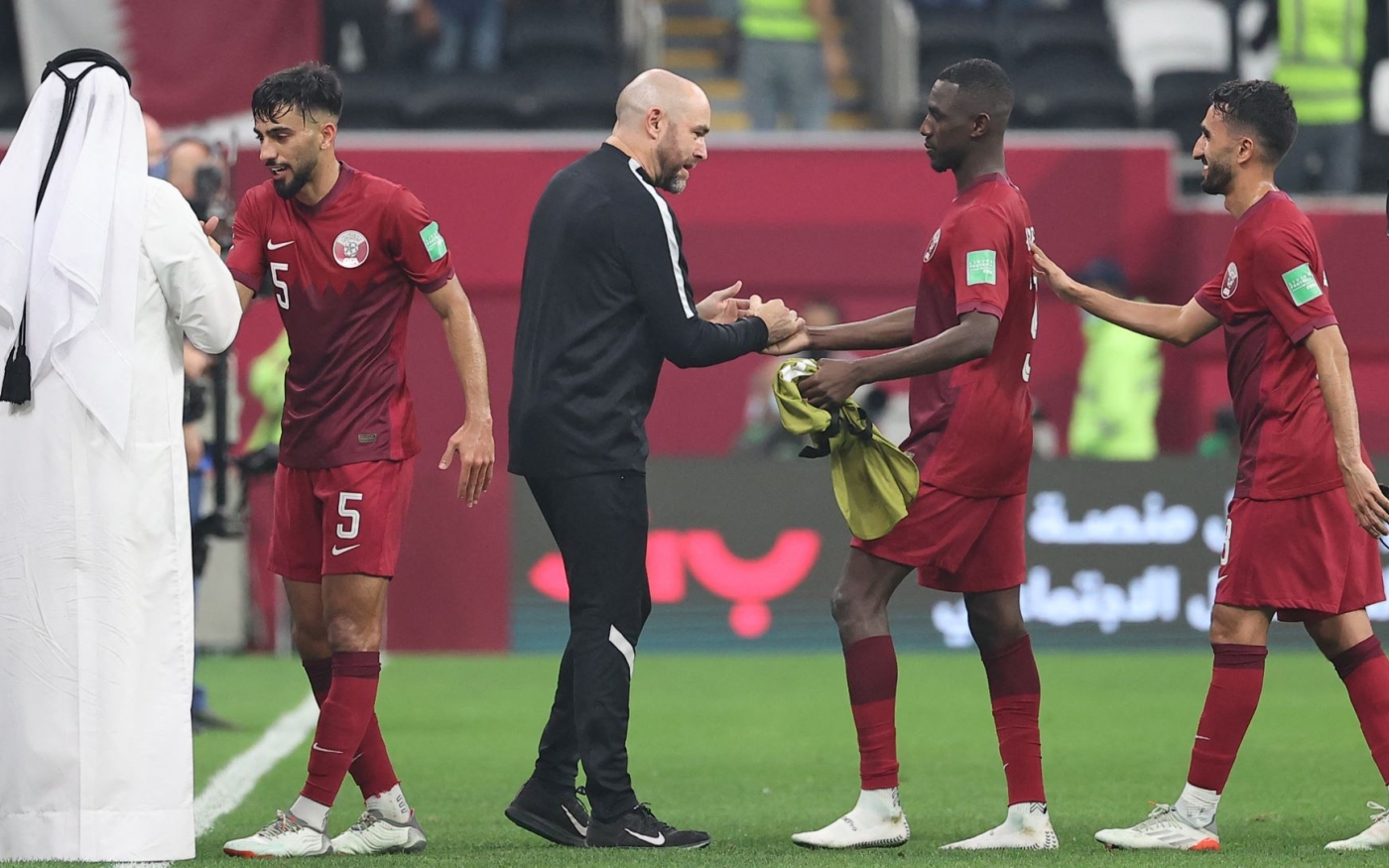 Félix Sánchez (au centre), sélectionneur du Qatar, en compagnie de ses joueurs lors de la Coupe arabe de la FIFA 2021 (AFP/Karim Jaafar)