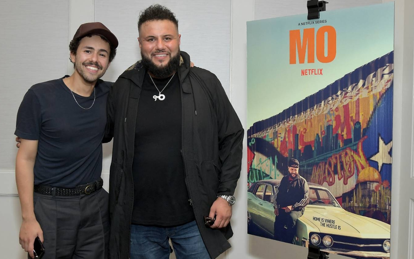 Ramy Youssef (à gauche) et Mohammed Amer (à droite) combinent avec succès leurs styles d’humour dans la série Mo de Netflix (Charley Gallay/GETTY IMAGES/AFP)