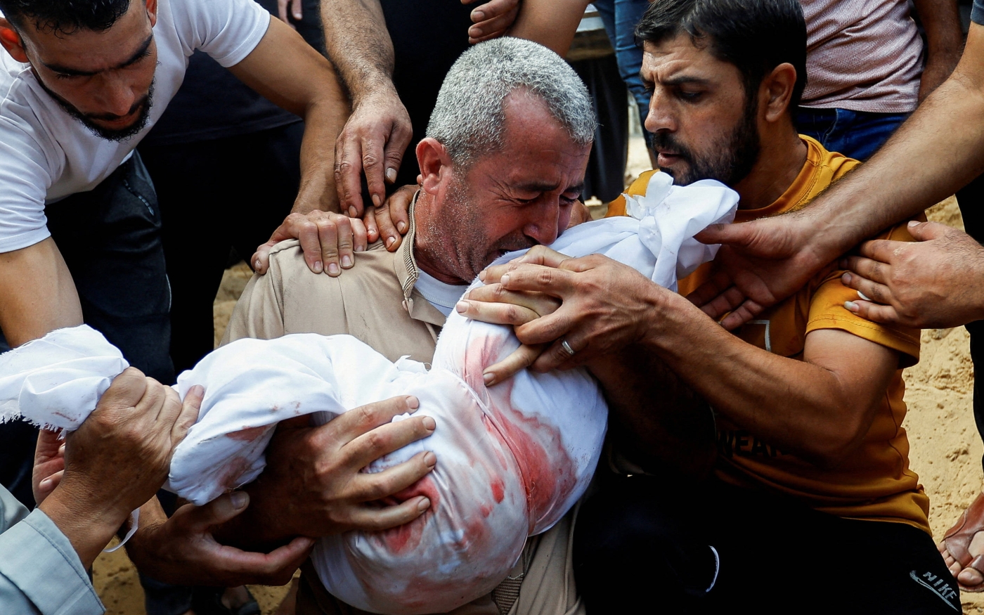  Un Palestinien pleure sur le corps d’un enfant de la famille al-Agha, tué lors des frappes israéliennes, à Khan Younès, dans le sud de la bande de Gaza, le 11 octobre 2023 (Reuters)
