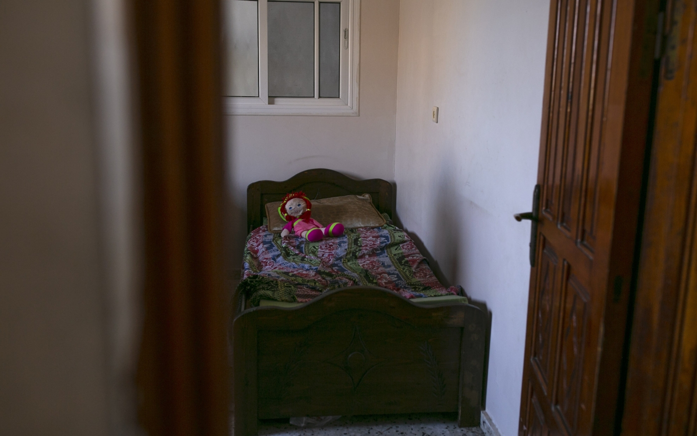 La poupée d’Alaa Qaddoum, Tala, sur le lit désormais vide de la petite fille de 5 ans dans sa maison du quartier de Shujaiya, au nord de Gaza, le 5 août 2022 (MEE/Samar Abu Elouf)