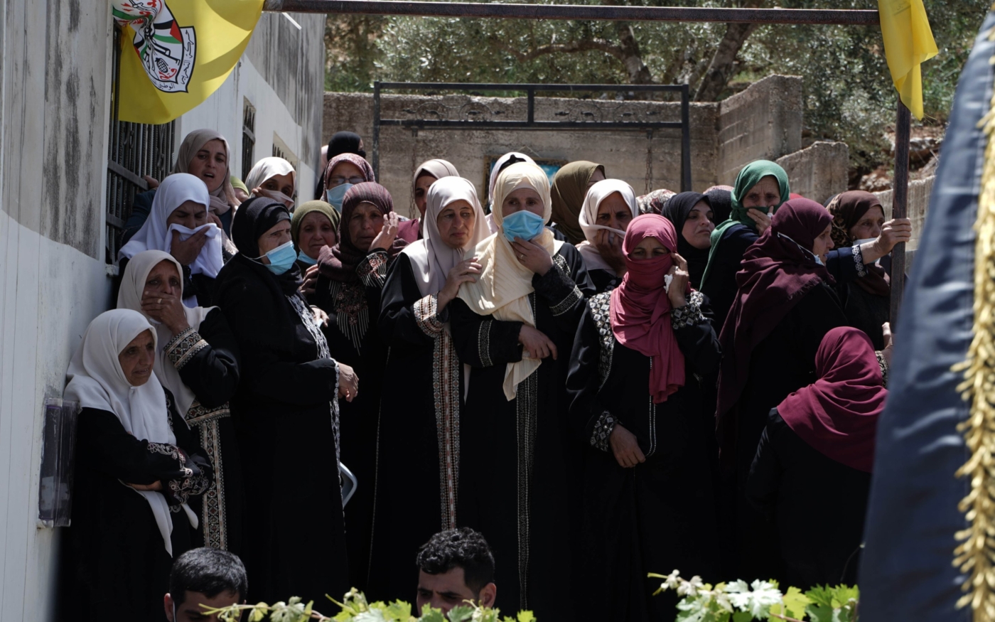 Des Palestiniennes pleurent Saeed Odeh lors de ses funérailles, dans le nord de la Cisjordanie occupée (MEE/Akram al-Waara)