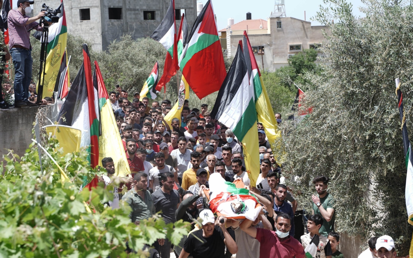 Le corps de Saeed Odeh est porté par des habitants endeuillés dans les rues d’Odala, son village natal (MEE/Akram al-Waara)