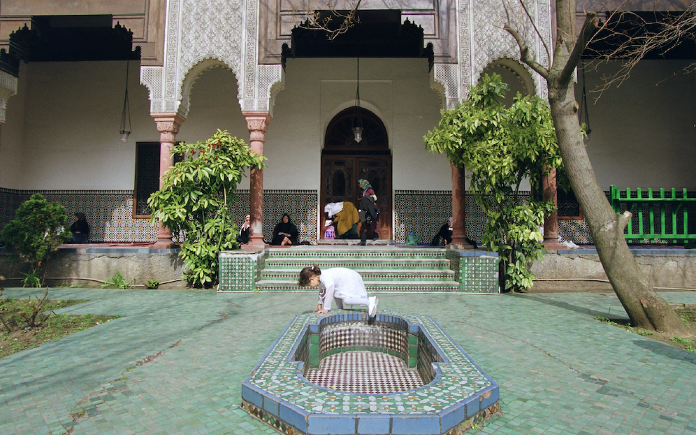 Une fillette joue dans le patio de la Grande Mosquée de Paris, le 08 janvier 2000 (AFP)