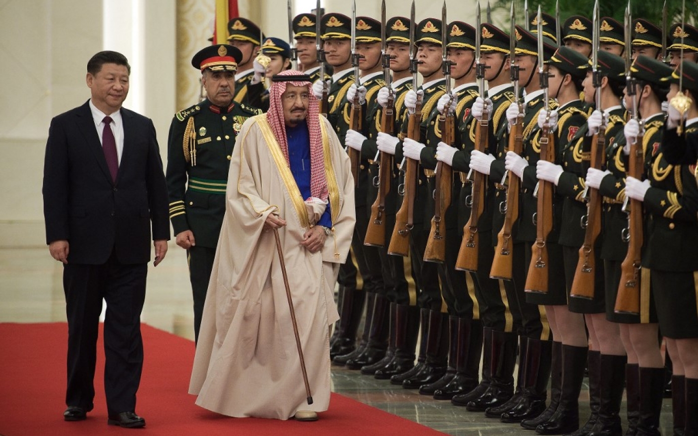 Le roi d’Arabie saoudite Salmane ben Abdelaziz al-Saoud passe en revue une garde d’honneur en compagnie du président chinois Xi Jinping au palais de l’Assemblée du peuple à Beijing, le 16 mars 2017 (AFP)