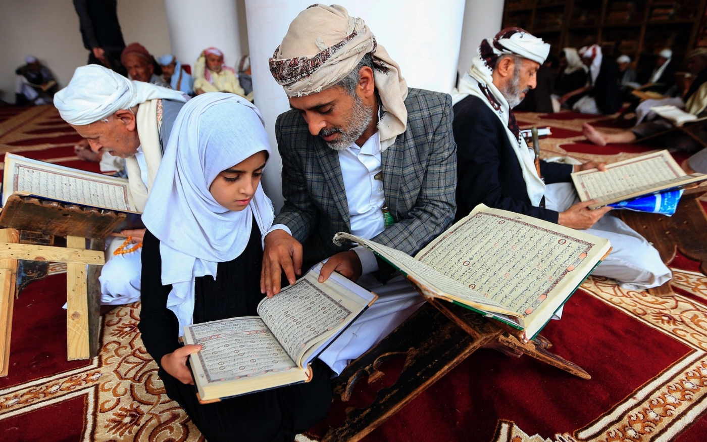 Un Yéménite lit le Coran avec sa fille (AFP/Mohammed Huwais)