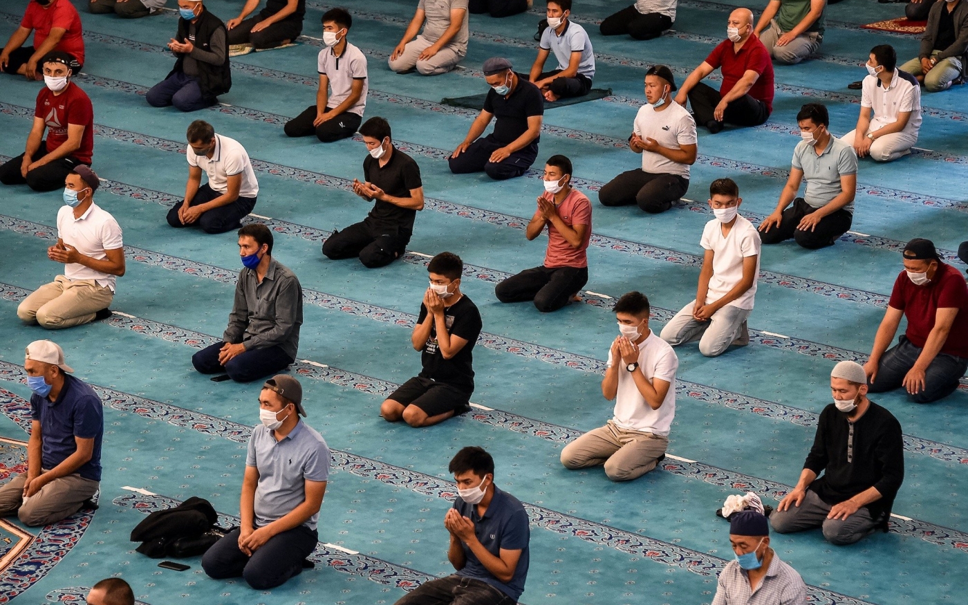 Des musulmans prient en respectant les règles de distanciation au Kirghizistan (AFP)