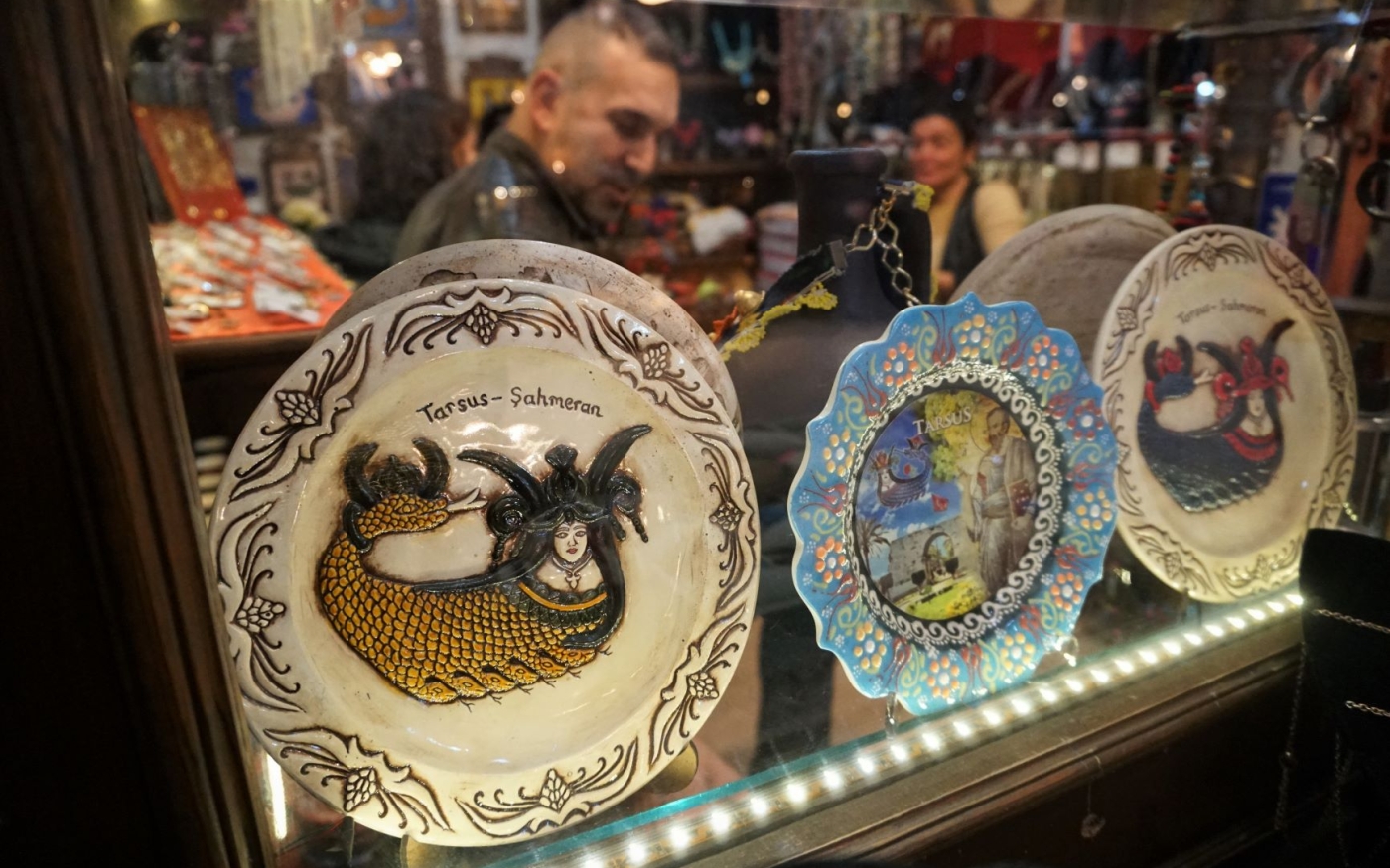 Assiettes représentant Shahmaran dans un magasin à Tarse, Turquie (MEE/Nimet Kirac)
