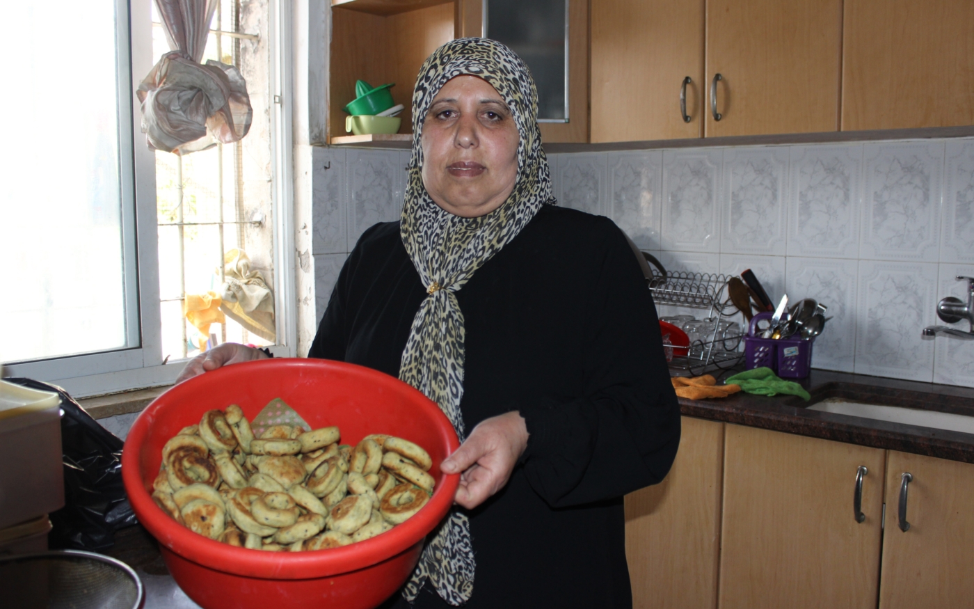 Nuha Attieh présente les biscuits qu’elle a préparés pour les activistes (MEE/Aseel al-Jundi)