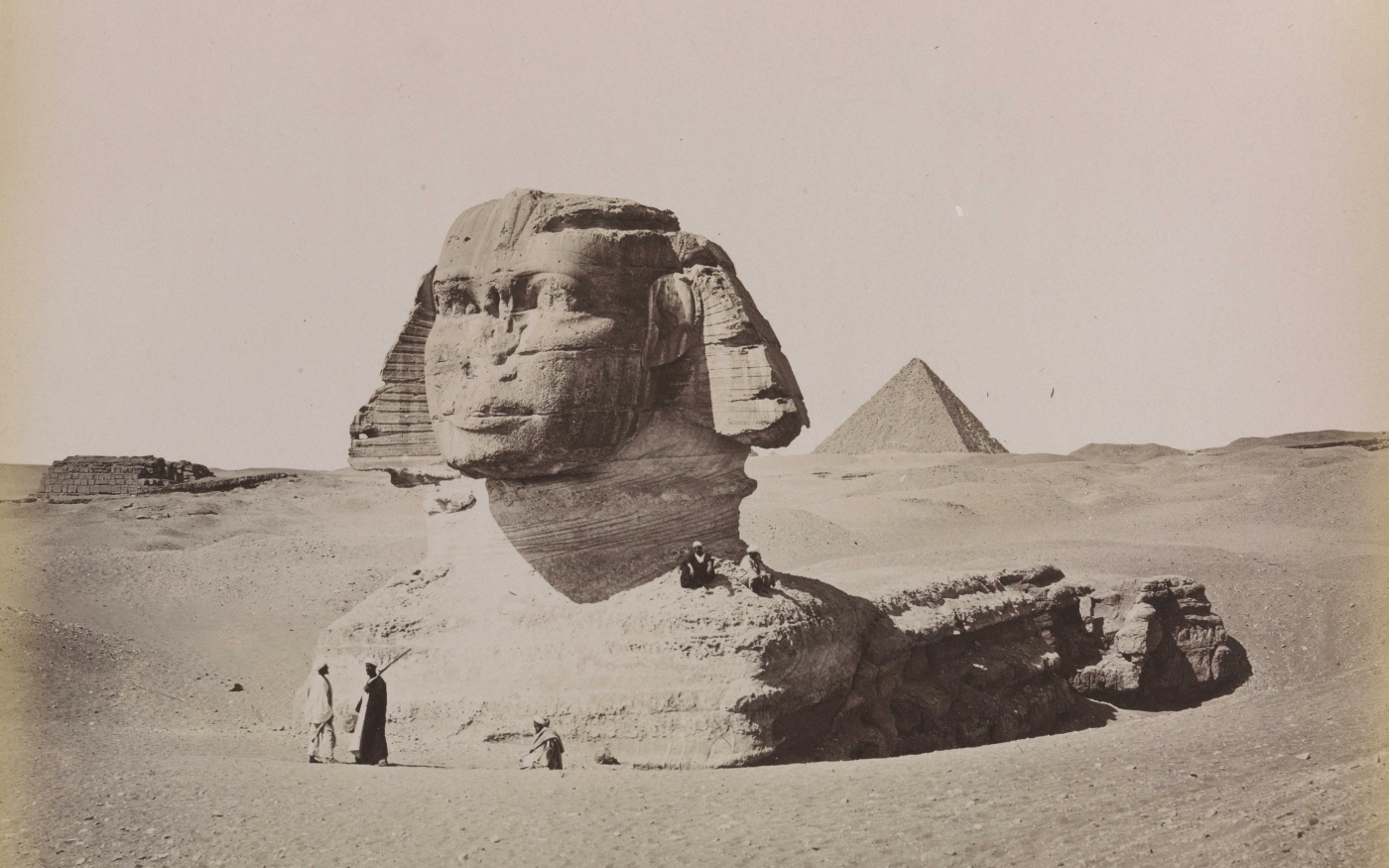 Le Sphinx partiellement ensablé, vers 1870 (Creative Commons/Henri Bechard)