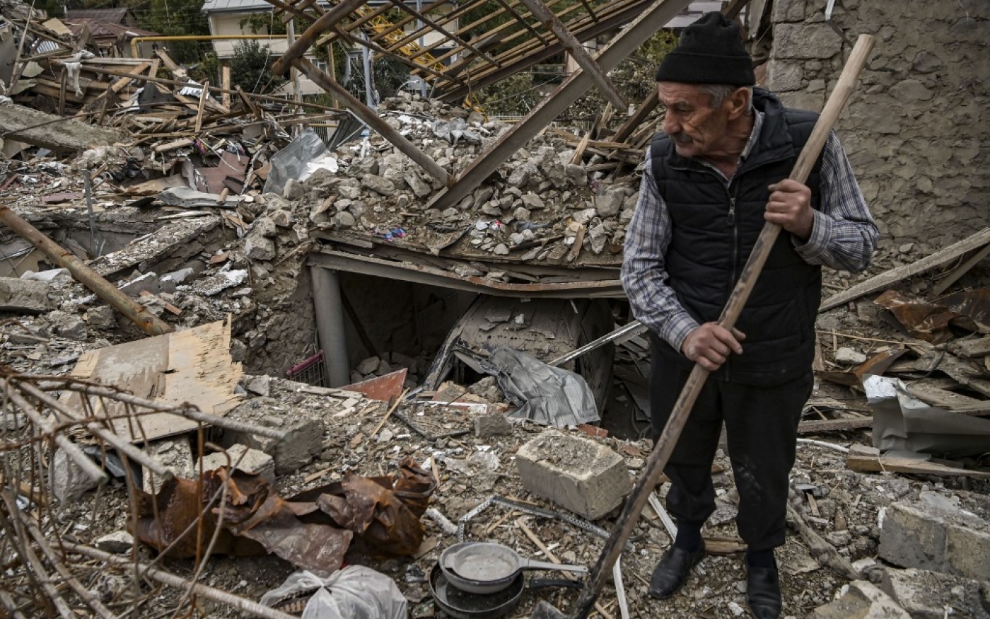 Un homme fouille les décombres de sa maison à Stepanakert, détruite selon lui par des bombardements azerbaïdjanais, le 10 octobre (AFP)
