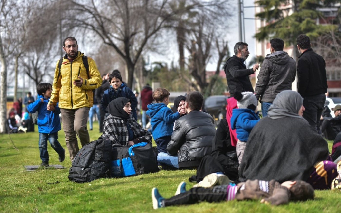 Des réfugiés syriens attendent de monter dans un bus à Istanbul pour se rendre à la frontière, le 28 février 2020 (AFP)