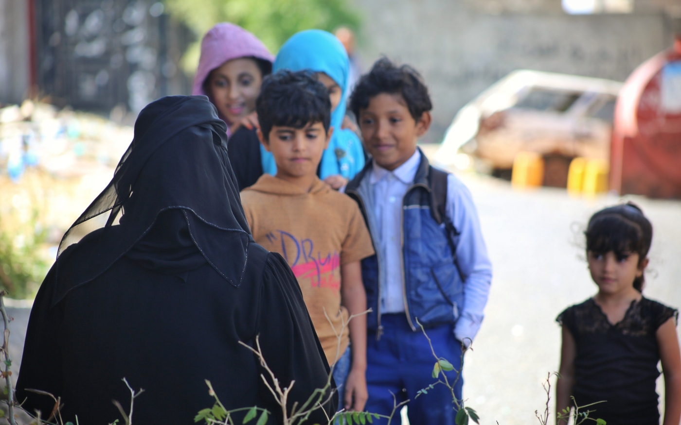La psychologue yéménite Nuha al-Baidhani discute avec des enfants à Ta’izz (MEE/Khalid al-Banna)