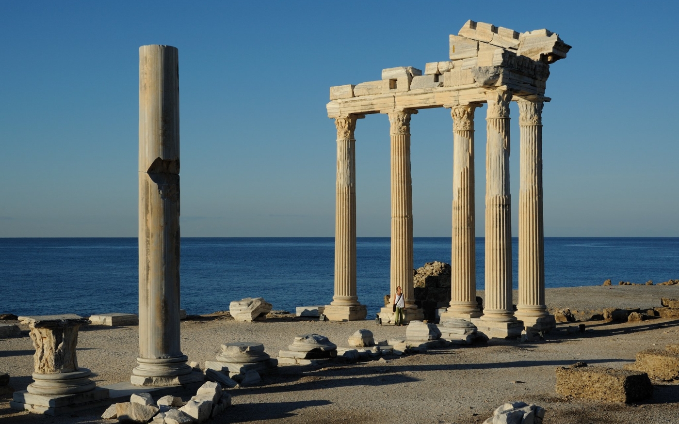 Certains piliers de l’ancien temple romain d’Apollon sont toujours debout dans la région d’Antalya, en Turquie (Creative Commons/Saffron Blaze)