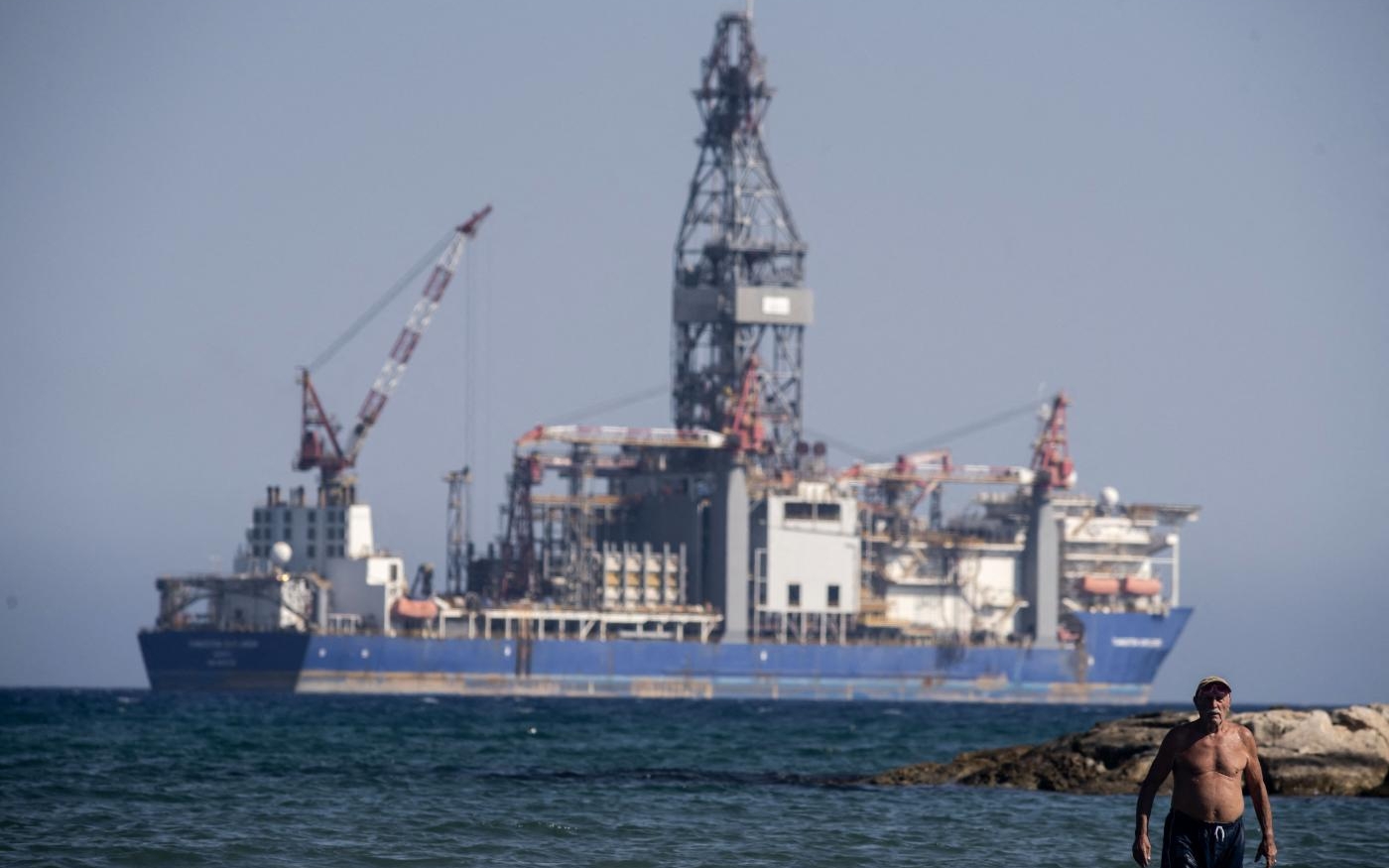 Le navire de forage Tungsten Explorer, au large d’Oróklini (Chypre), dans le golfe de Larnaca, le 21 juillet 2020 (AFP)