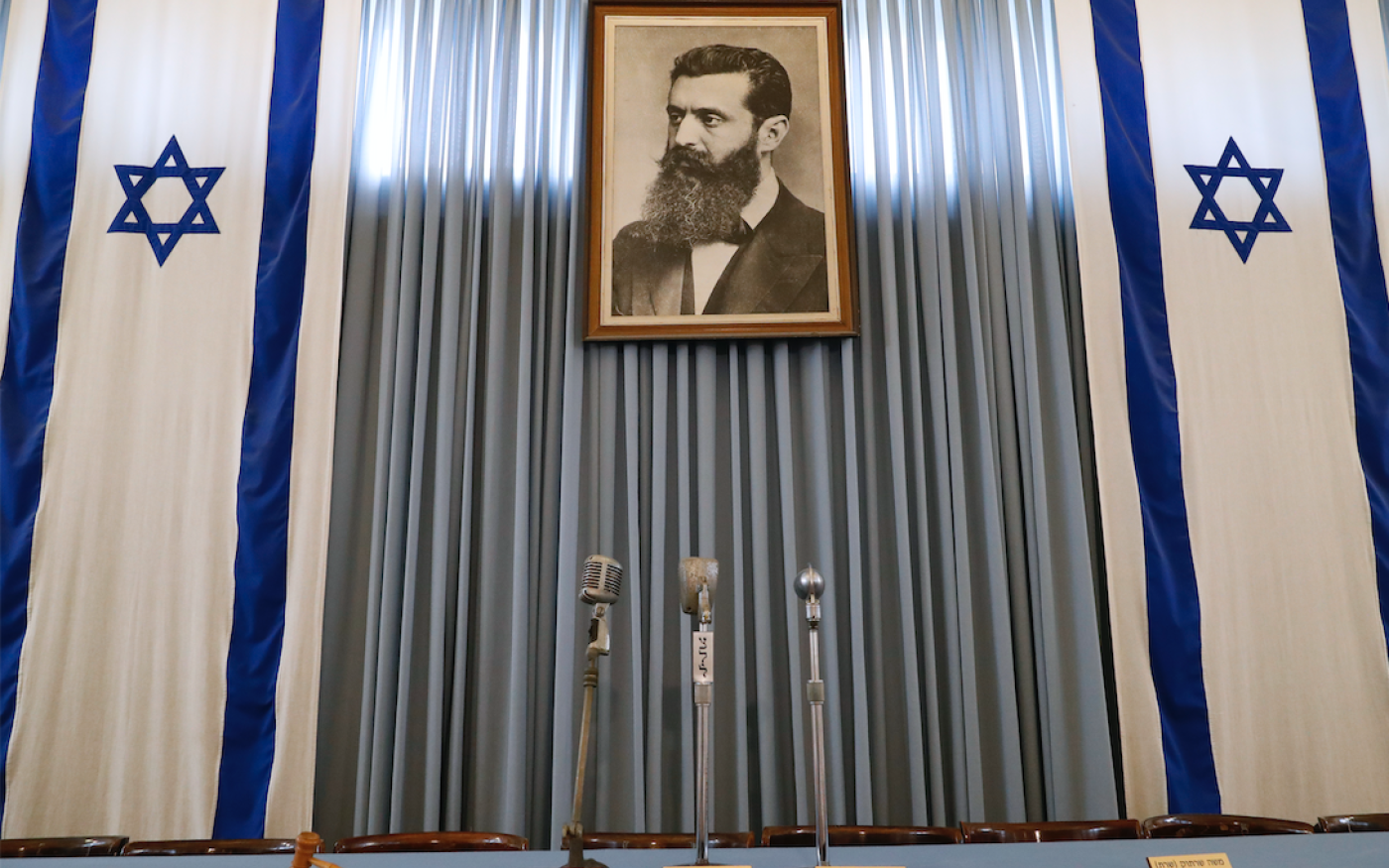 Le portrait de Théodore Herzl, le défunt fondateur du sionisme politique, ornant le bâtiment du « Musée de l’Independence Hall », à Tel-Aviv, le 3 mai 2018 (AFP)