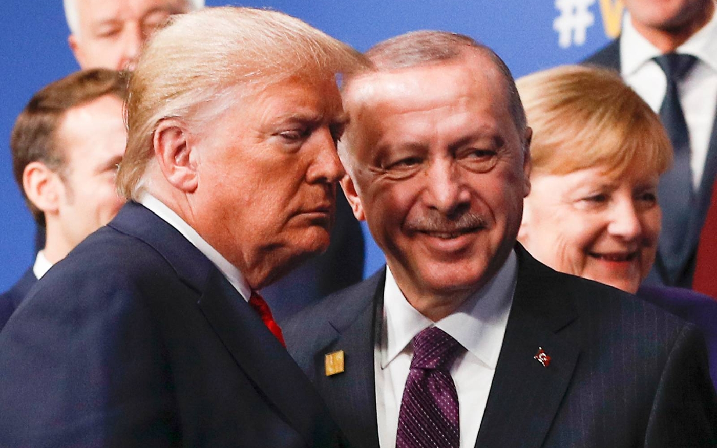 Trump s’est allié avec des hommes forts tels que le président turc Recep Tayyip Erdoğan, photographié ici au sommet de l’OTAN à Londres, en décembre 2019 (AFP)