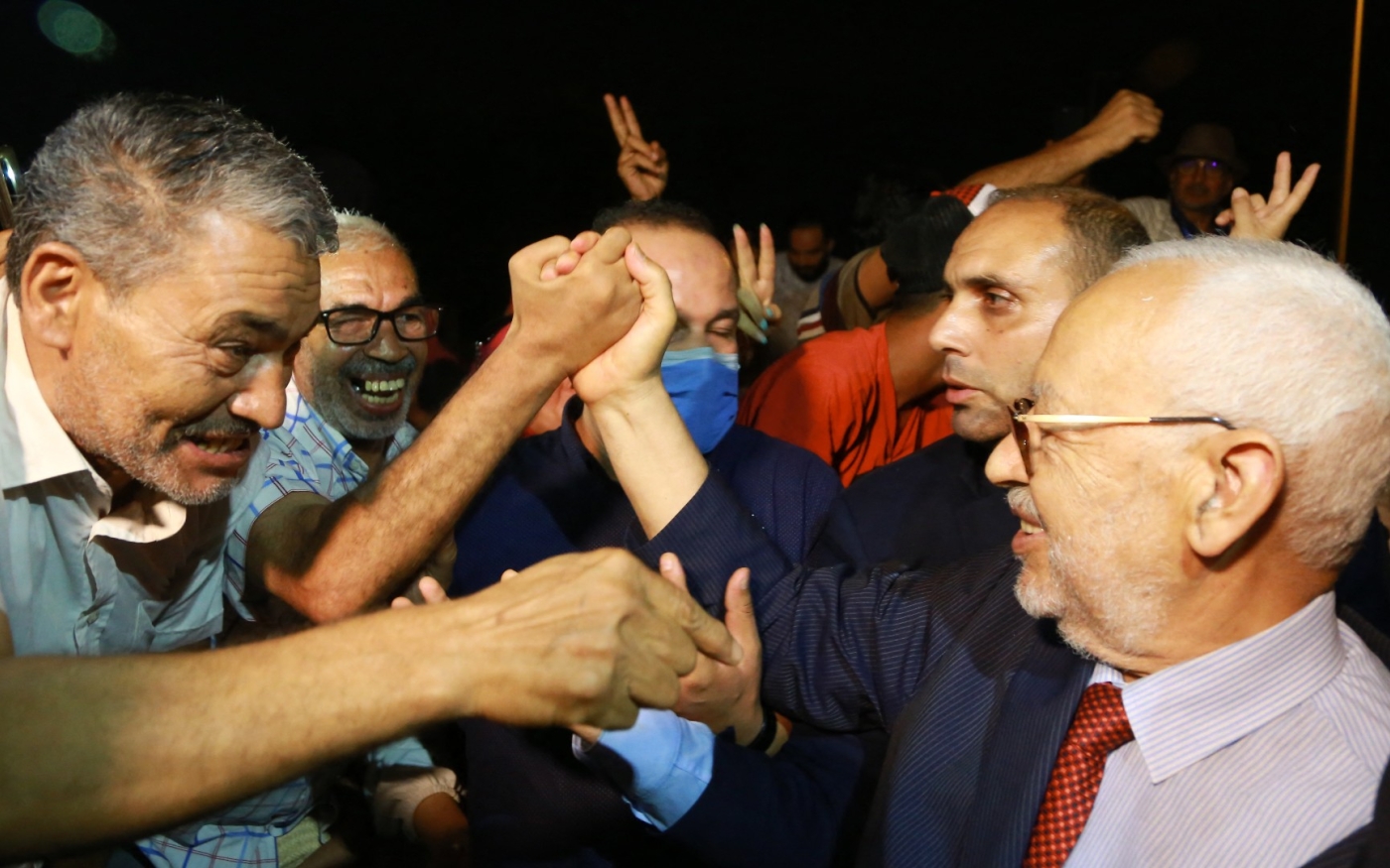 Rached Ghannouchi salue ses partisans alors qu’il quitte le bureau du procureur chargé de la lutte contre le terrorisme, le 19 juillet 2022 à Tunis (AFP)