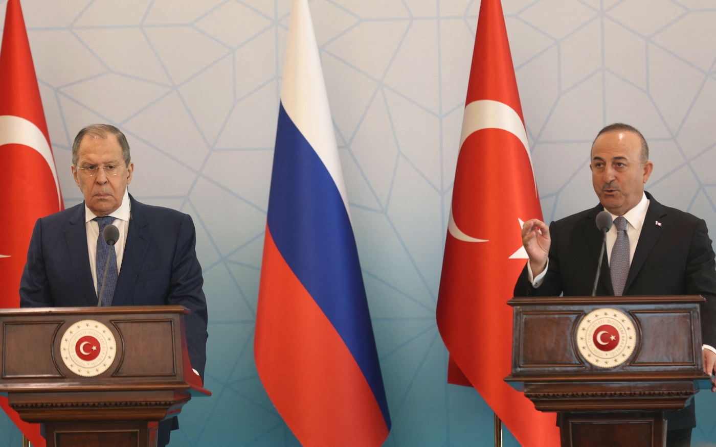 Le ministre russe des Affaires étrangères Sergueï Lavrov (à gauche) et le ministre turc des Affaires étrangères Mevlüt Çavuşoğlu (à droite) assistent à une conférence de presse à Ankara, le 8 juin 2022 (AFP)