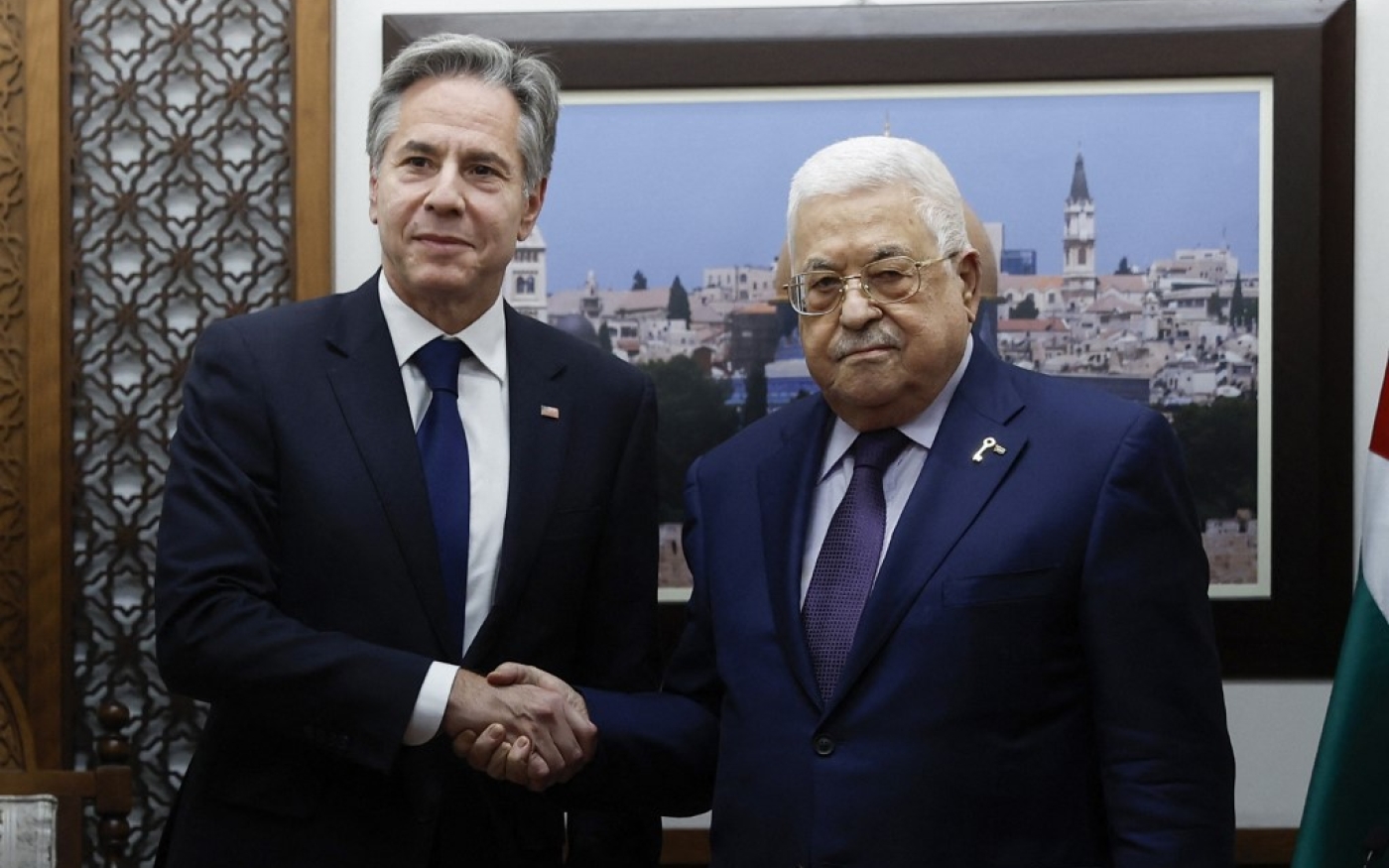 Le secrétaire d’État américain Antony Blinken (à gauche) rencontre le président palestinien Mahmoud Abbas à Ramallah (Cisjordanie), le 5 novembre 2023 (AFP)