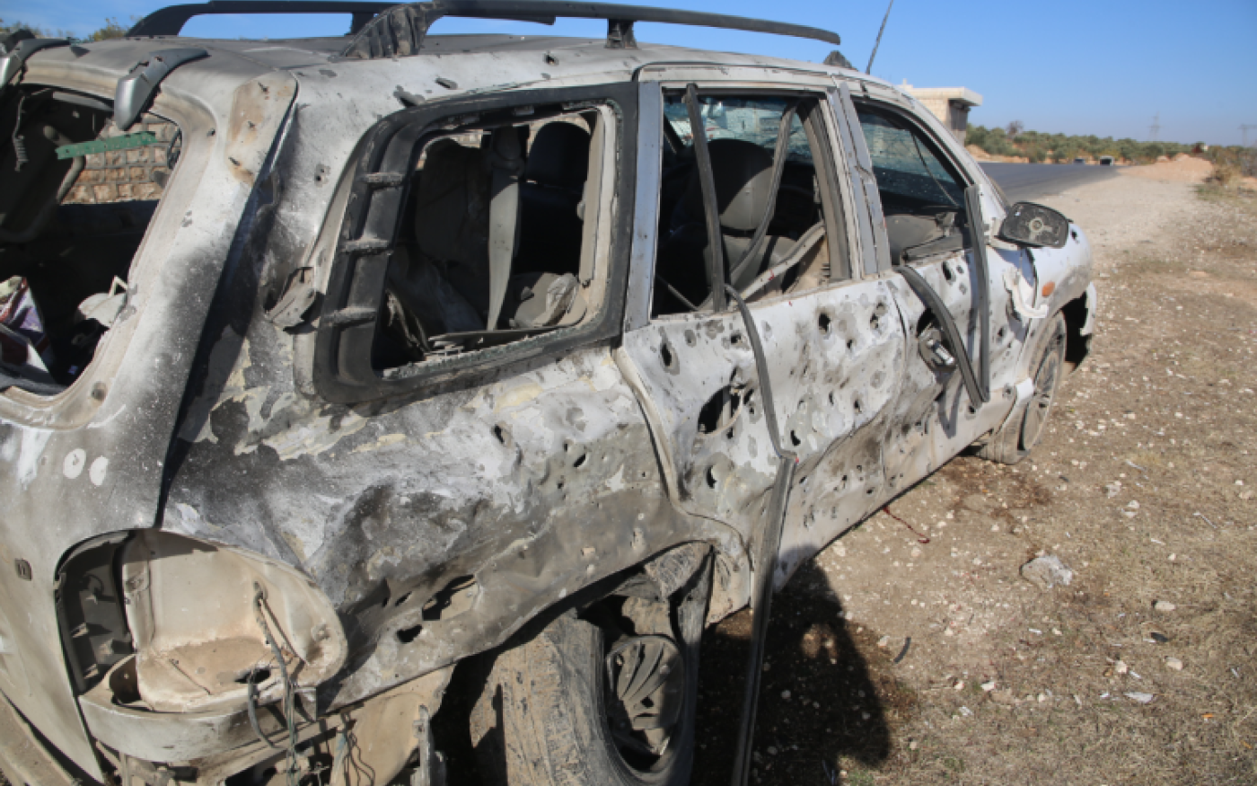 « Les éclats d’obus ont transpercé le côté droit de la voiture », raconte Ahmed Qasoum (MEE/Izzeddin Kasim)
