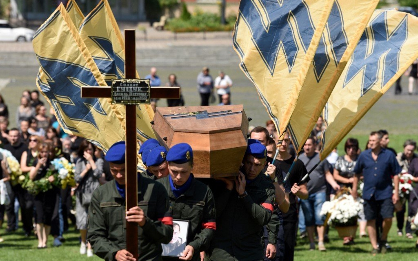 Des soldats ukrainiens portent le cercueil d’un militaire du régiment ultra-nationaliste Azov tué au cours de l’invasion russe de l’Ukraine, le 29 juillet 2022 à Lviv (AFP)
