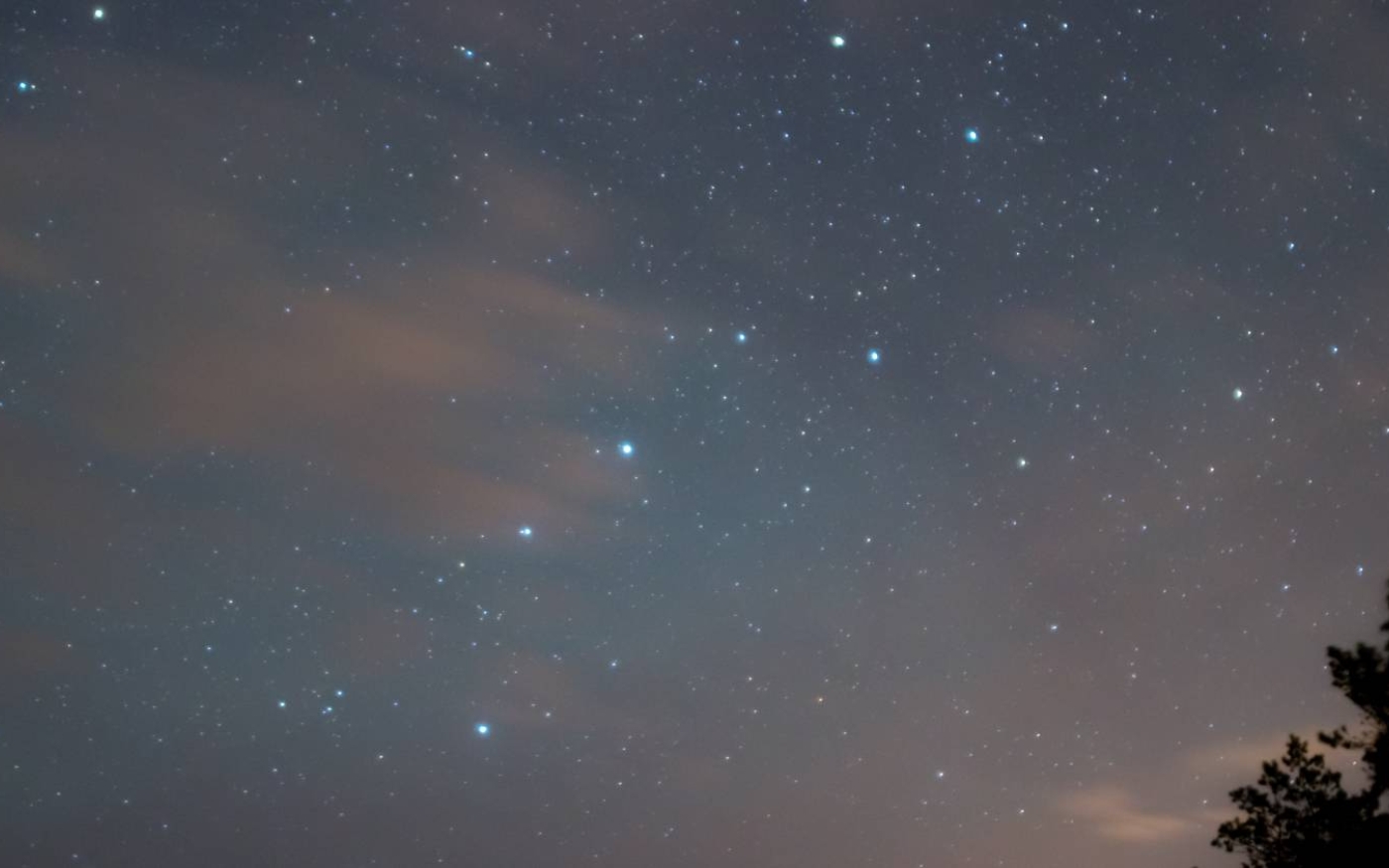 Les étoiles les plus brillantes de la Grande Ourse forment la Grande Casserole (Wikimedia)