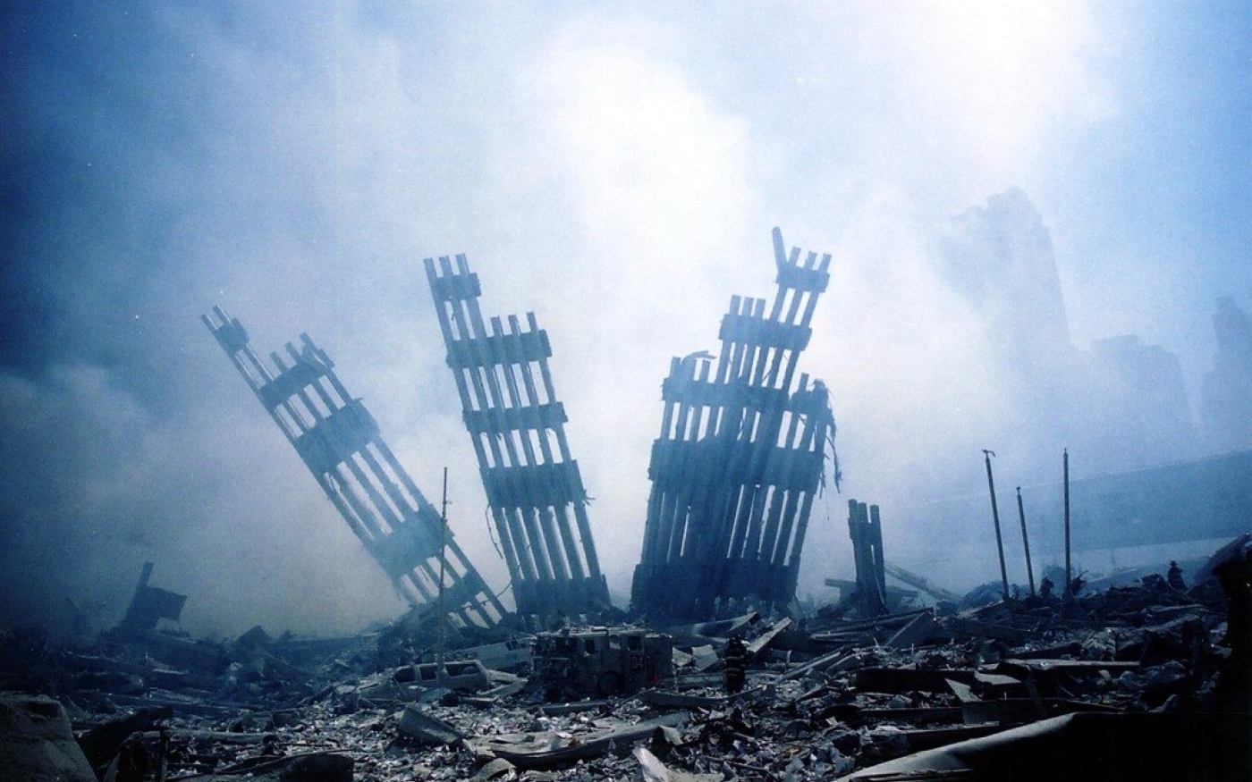 Les tours jumelles du World Trade Center se consument après l’attentat à Lower Manhattan, dans la ville de New York, le 11 septembre 2001 (AFP)