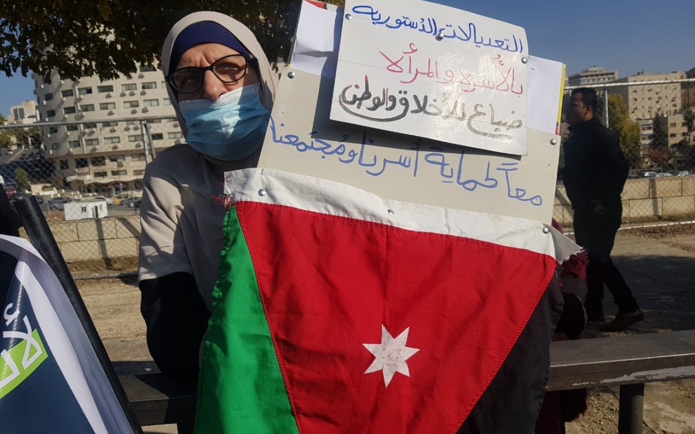 Une femme manifeste pour les droits des femmes devant le Parlement jordanien (MEE/Mohammad Ersan)