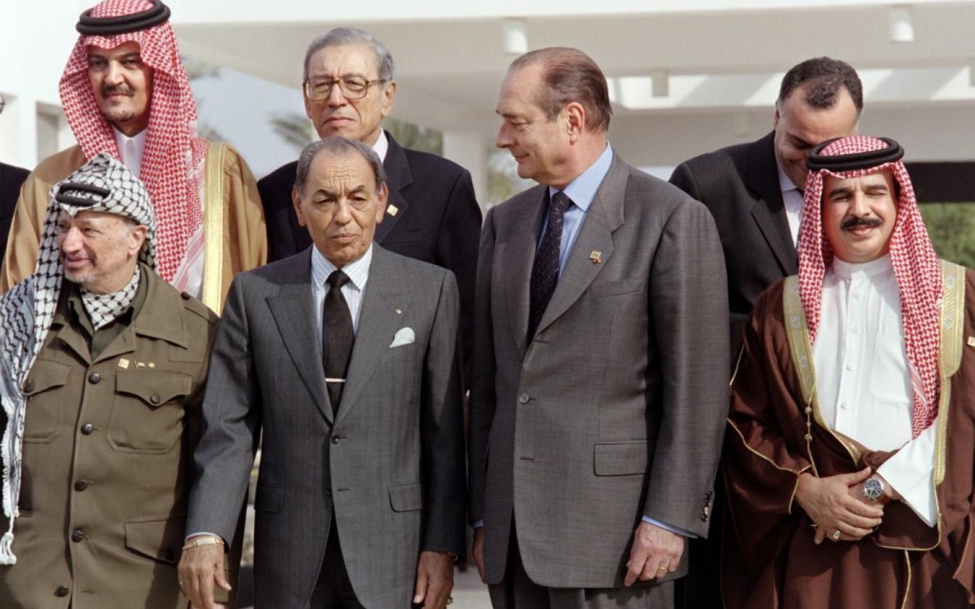 Yasser Arafat à droite du roi Hassan II, le 13 mars 1996 pendant une photo de famille au sommet de Charm el-Cheikh (AFP)