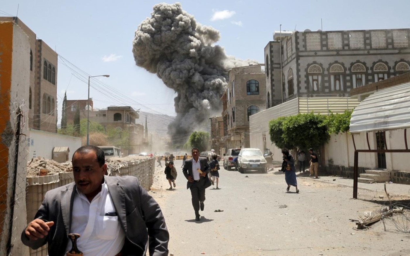 Des Yéménites fuient lors de frappes aériennes sur la capitale Sanaa en 2015 (Reuters)