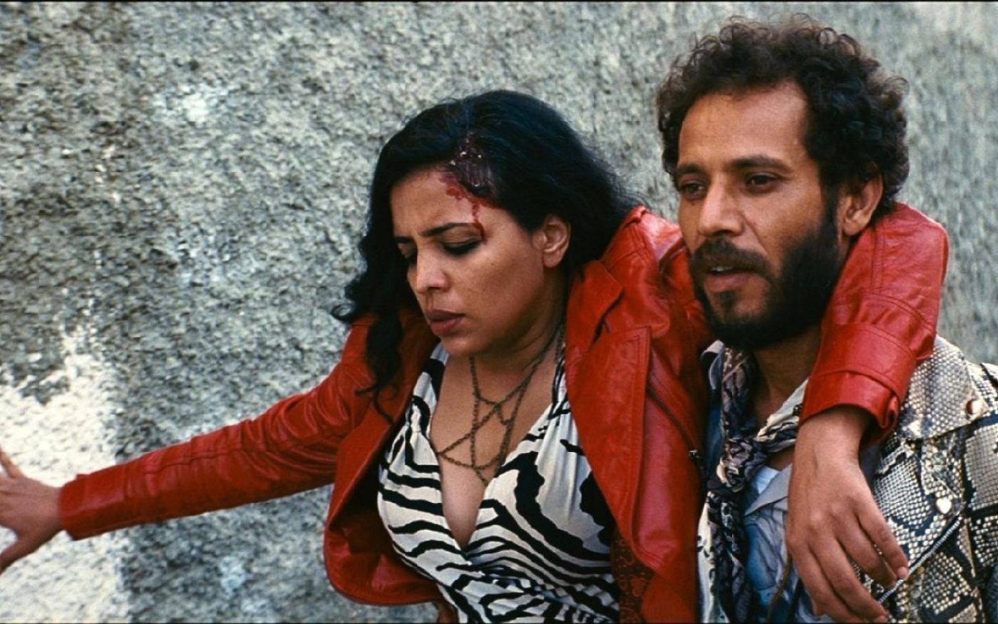 Ahmed Hammoud (à droite) et Khansa Batma (à gauche) se rencontrent par hasard dans Zanka Contact (Barney Production Mont Fleuri Production, Velvet Films)