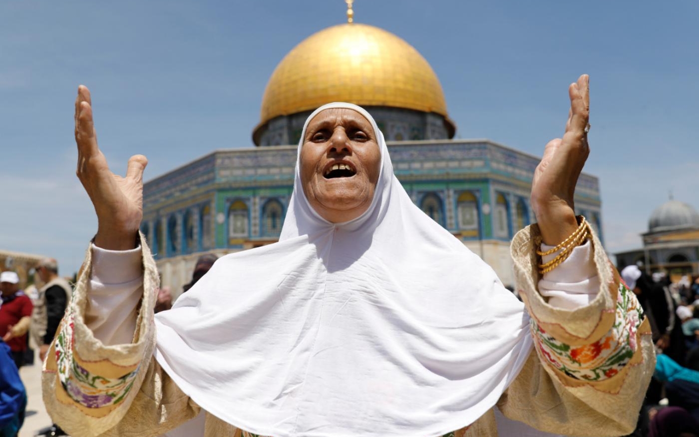 Une Palestinienne prie à la mosquée al-Aqsa de Jérusalem, en mai 2019 (AFP)