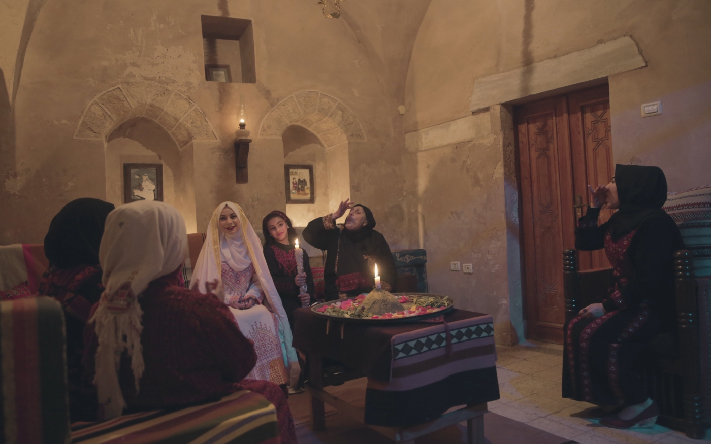 Des femmes se rassemblent autour d’une mariée, chantent et ululent (MEE/Mohammed Salem)