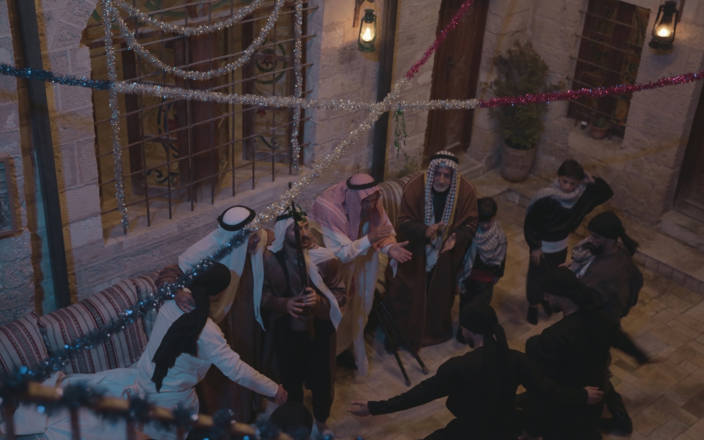 Des hommes dansent la dabkeh, une danse traditionnelle palestinienne, lors de la célébration d’un mariage palestinien (MEE/Mohammed Salem)