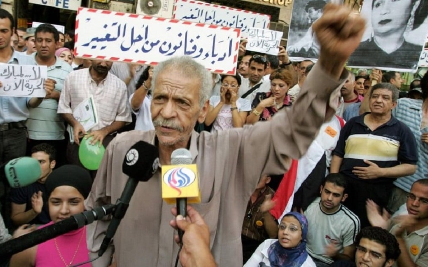 Ahmed Fouad Negm dans un rassemblement du mouvement des Écrivains et artistes pour le changement au Caire en 2005 (AFP)