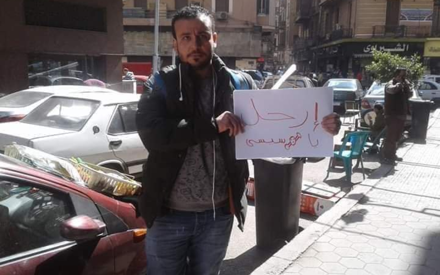 Un Égyptien, Ahmed Mohy, manifeste seul en tenant une pancarte « Sissi démission » avant d’être arrêté (réseaux sociaux)