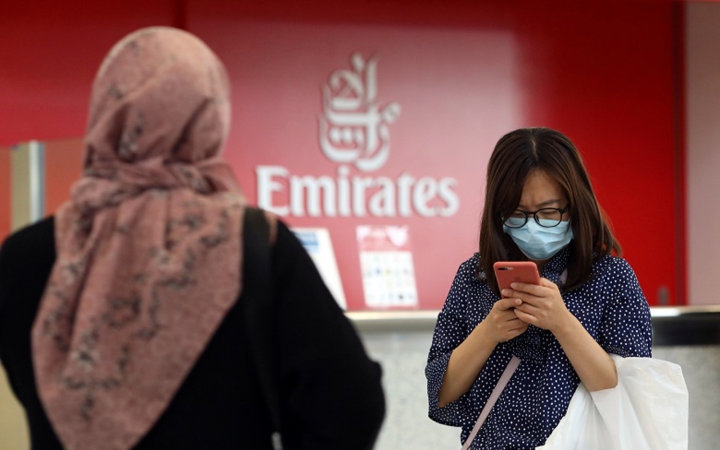 Une voyageuse à l’aéroport international de Dubaï après que les responsables émiratis ont confirmé le premier cas de coronavirus dans le pays (Reuters)