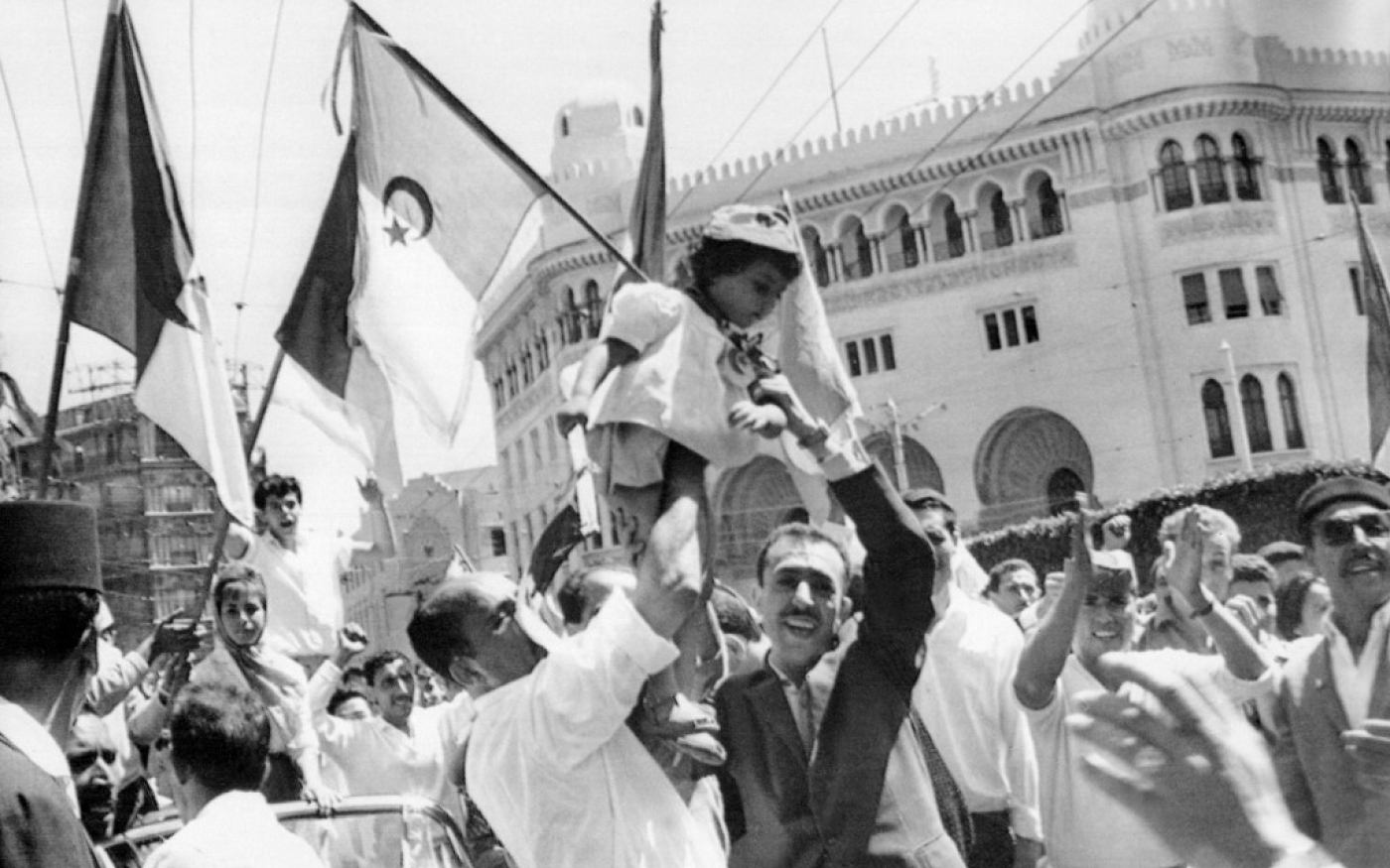 Une foule d’Algériens célèbre l’indépendance à Alger, en 1962 (AFP)